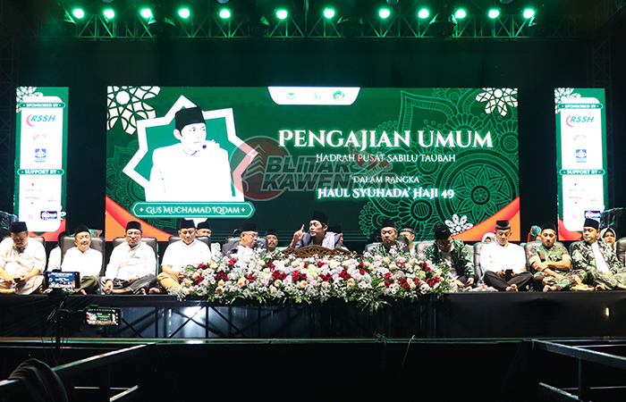 KHIDMAT: Gus Iqdam saat menyampaikan tausiah dalam rangka Haul ke-49 Yayasan Monumen Syuhada Haji di tanah lapang timur Taman Keanekaragaman Hayati (Taman Kehati) di Kelurahan Kauman, Kecamatan Kepanj