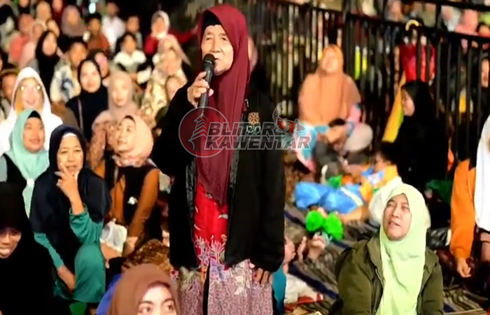 ISTIQOMAH: Meski diguyur hujan, jemaah ST Nyel tetap membeludak bertahan mendengarkan tausiah dari Gus Iqdam.