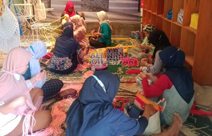 BUTUH KETELITIAN: Karyawan Alfiatun Nikmah sedang membuat tas yang terbuat dari tali kur untuk sebelum memulai tahapan selanjutnya.