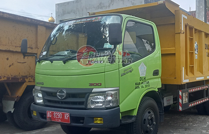 MENUNGGU DIGUNAKAN: Kendaraan pengangkut sampah dinas lingkungan hidup terparkir di RTH Kanigoro Senin (4/12/2023).
