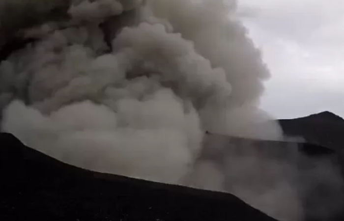 Gunung Marapi merupakan gunung berapi yang letak ya ada di Sumatera Barat, dan merupakan gunung yang paling aktif di Sumatera.