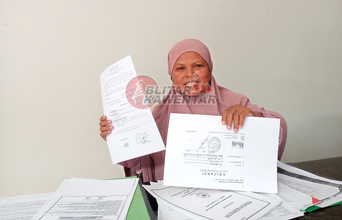 CARI KEADILAN: Sri Fatokah Menunjukkan bukti-bukti dalam kasus perkara dengan PT Bank Panin