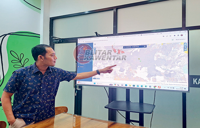 SERIUS: Kepala BPN Kabupaten Blitar, Budi Hartanto menunjukkan denah area yang belum terinventarisasi.