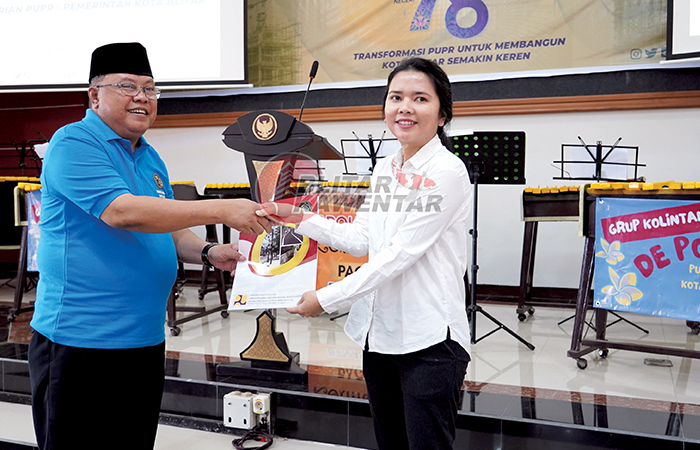 MAKIN KEREN: Wali Kota Blitar Santoso menerima paket preservasi di 7 ruas jalan berkat pendanaan dari Kementerian PUPR.