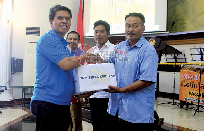 APRESIASI: Kepala Dinas PUPR Kota Blitar memberikan bantuan pompa air kepada perwakilan OMS Tirta Kencana di Hari Bakti PU Ke-78, Selasa (5/12/2023).