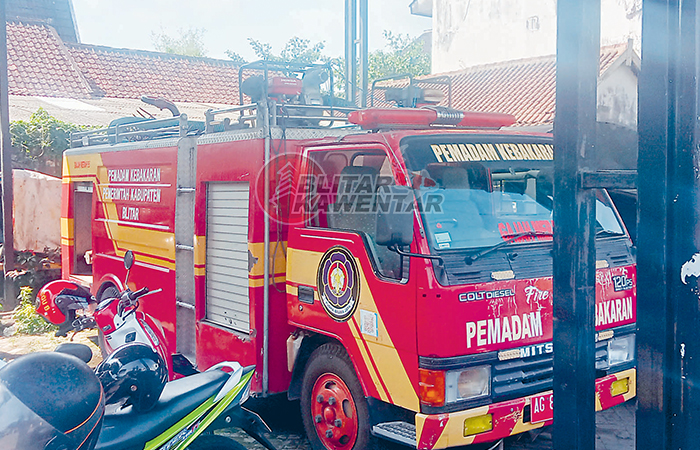 SIAGA: Satu unit mobil damkar Kabupaten Blitar terparkir di garasi Satpol PP Kabupaten Blitar.