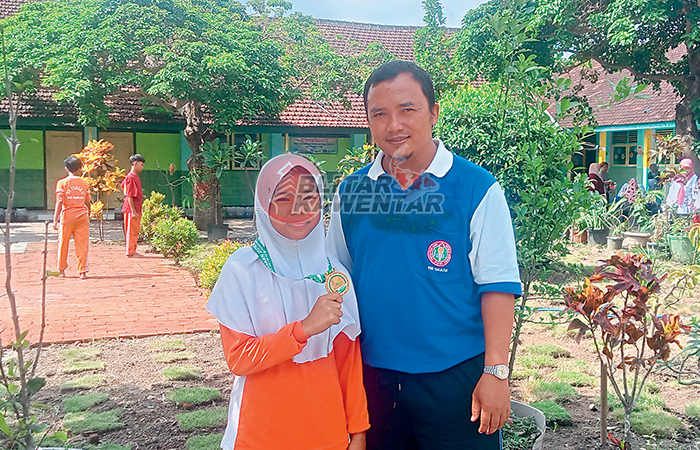 BERBAKAT: Aida Binar Zakiya bersama guru pendamping saat ditemui di sekolahnya Rabu (6/12/2023).