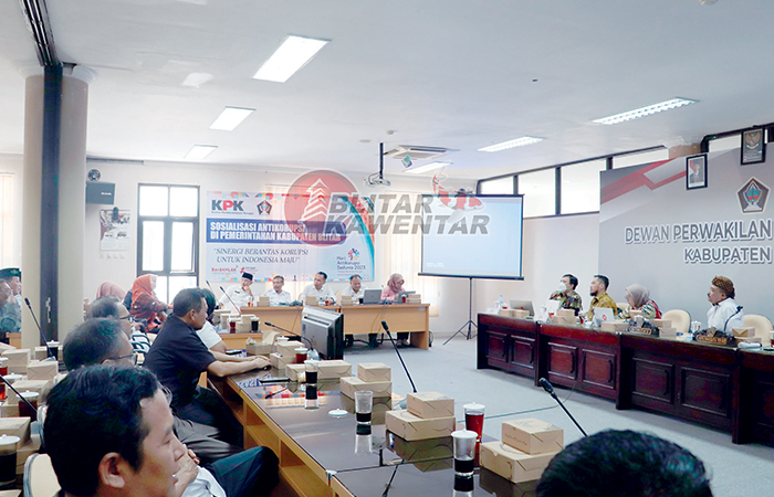 SINERGI: Wakil Ketua DPRD Kabupaten Blitar Muhammad Rifai dan Kasatgas Pencegahan Direktorat Koordinasi dan Supervisi Wilayah III KPK RI Irawati (tengah) bersama wakil rakyat dan kepala OPD, usai sosi