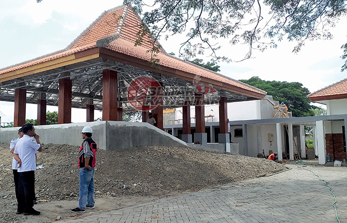 LAMBAN: Penampakan gedung Kantor Kelurahan Tlumpu yang belum tuntas 100 persen, kemarin (6/12).
