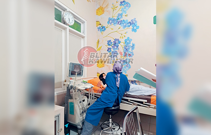 RUTIN: Dokter spesialis mengecek kondisi kandungan seorang bumil di salah satu rumah sakit di Kabupaten Blitar.