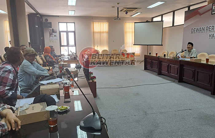 BERHARAP: Perwakilan ormas Laskar dan petani menyampaikan tuntutan kepada anggota DPRD Kabupaten Blitar, kamis (7/12).