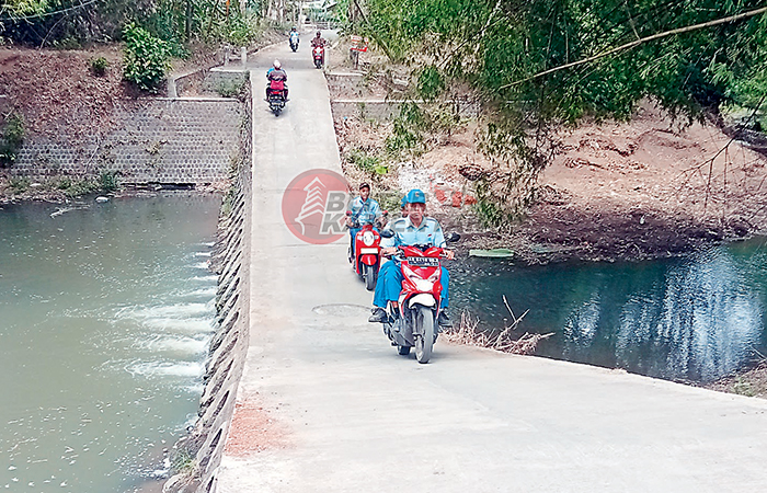 BERBAHAYA: Warga Desa Plumpungrejo, Kecamatan Kademangan, memanfaatkan sabo dam di Dusun Precet yang dinilai membahayakan.
