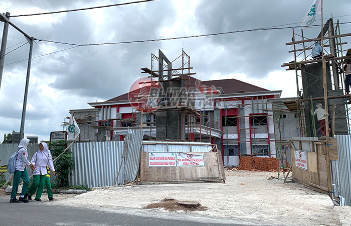 TERUS DIKEBUT: Ratusan pekerjaan dikerahkan untuk menuntaskan pekerjaan proyek gedung SMPN 6 Blitar, kamis (7/12). Progres sudah mencapai sekitar 88 persen.