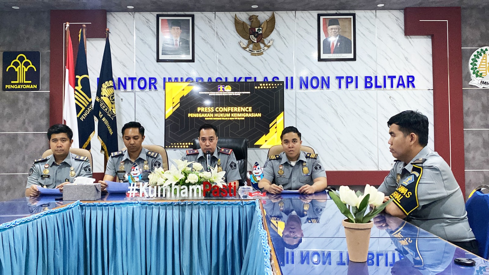 TEGAS: Kepala Kantor Imigrasi Kelas II Non TPI Blitar, Arief Yudistira memberikan keterangan perkembangan kasus pelanggaran keimigrasian.