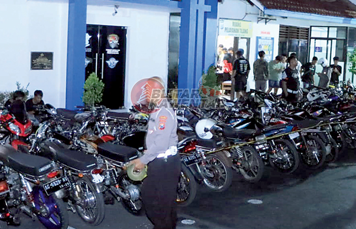 MERESAHKAN: Puluhan sepeda motor berknalpot brong disita di Polres Blitar Kota untuk ditilang, Minggu (10/12) dini hari.