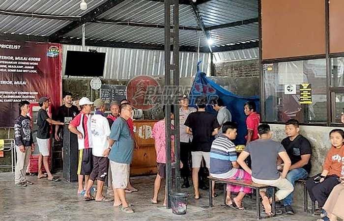 NAHAS: Polisi melakukan olah TKP di tempat cucian tempat kerja AR yang nekat gantung diri, minggu (10/12).