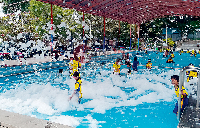 MENYENANGKAN: Puluhan anak sedang bermain di Kolam Renang Penataran. Seratus ribu pengujung ditargetkan pengelola tahun ini.