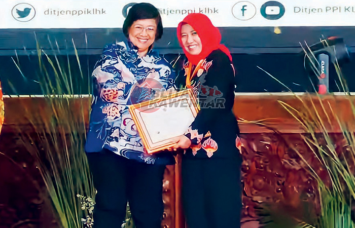 CINTA LINGKUNGAN: Kepala DLH Kota Blitar Jajuk Indihartati menerima penghargaan Apresiasi Pembina Proklim Terbaik.