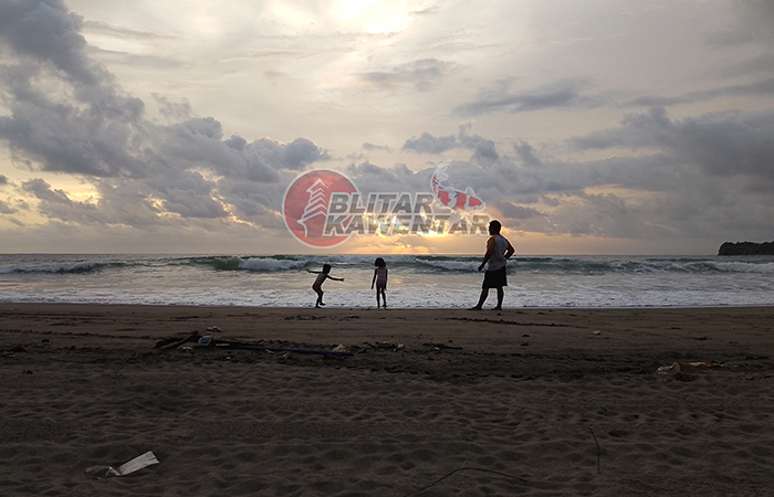 BAHAGIA: Sekeluarga menikmati liburan bersama dengan menaiki kendaraan ATV di Pantai Serang, Jumat (8/12).