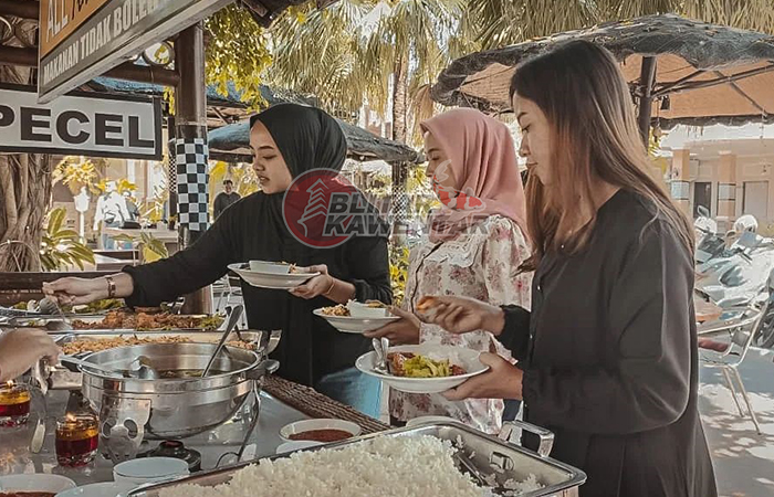 LIBUR PANJANG: Sejumlah wisatawan sedang menikmati liburan di Hotel Patria Blitar. Momen Nataru tahun ini diprediksi tidak terlalu ramai.