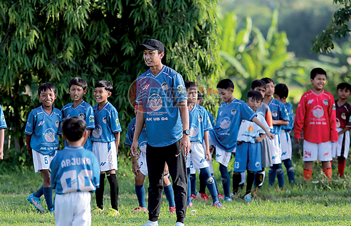 SEMANGAT: Puluhan siswa SSB Kelud Putra memperhatikan arahan dari pemain profesional, Arif Suyono, di lapangan sepak bola Nglegok.