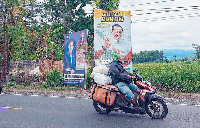 WAJIB TERTIB: Sejumlah APK tampak dipasang di batang pohon di salah satu ruas jalan wilayah Kecamatan Talun.