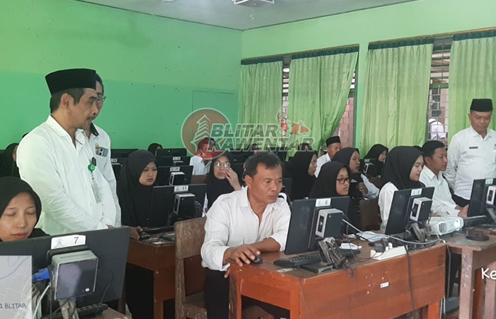 TENANG: Jajaran Kemenag Kabupaten Blitar mengecek proses SKTT dI MAN 1 Blitar pada Selasa (12/12) lalu