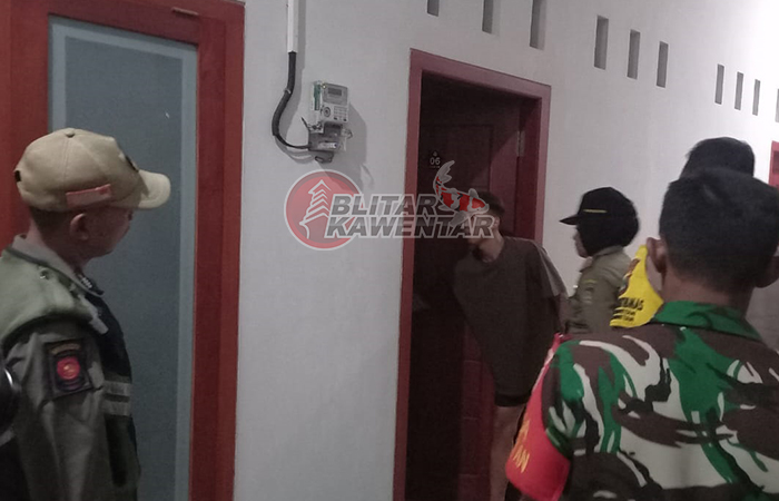 DIAMANKAN: Petugas Satpol PP Kota Blitar saat merazia kos di Kota Blitar pada Selasa (12/12) malam dan menemukan dua sejoli bukan suami-istri.