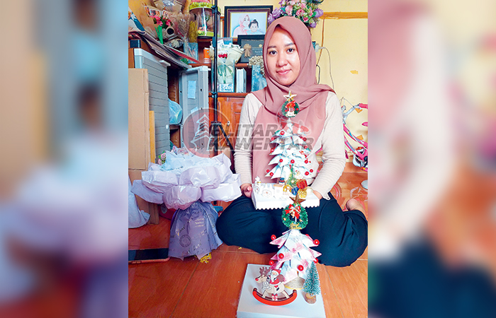 LARIS: Kheni Juraida memanfaatkan momen Natal dan tahun baru untuk membuat kerajinan pohon Natal.