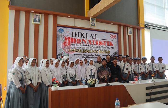 SINERGI: Tim Jawa Pos Radar Blitar (tengah) bersama guru serta siswa SMKN 1 Kademangan, usai diklat jurnalistik, kamis (14/12).