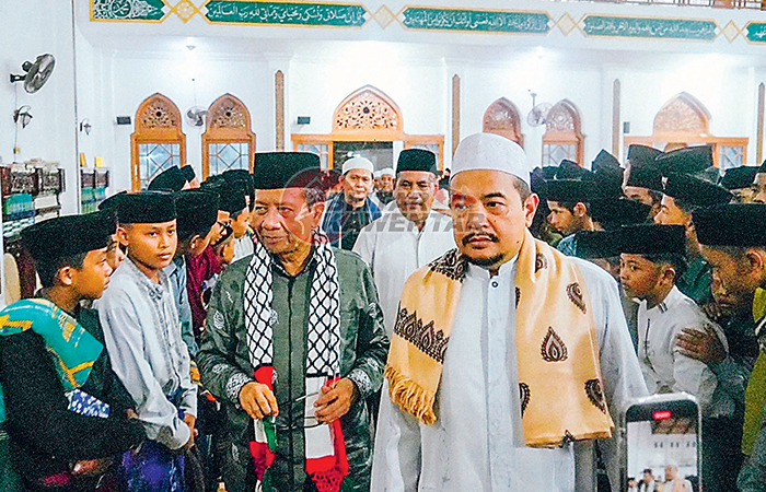DEKAT ULAMA: Mahfud MD saat mengikuti halaqah kebangsaan di Ponpes Malnu, Banten.