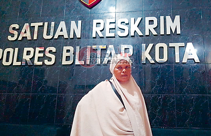 TUNTUT KEADILAN: Sri Fatokah di sela-sela pemeriksaan di Polres Blitar Kota.