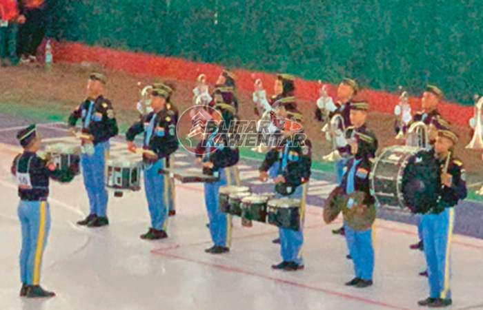 BERIRAMA: Tim drum band Kabupaten Blitar bertanding di Porprov VIII Jatim 2023.