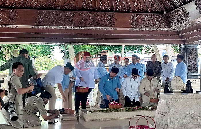 KHUSYUK: Capres nomor urut 02 Prabowo Subiyanto saat ziarah di pusara Makam Bung Karno, kemarin (17/12).&nbsp;