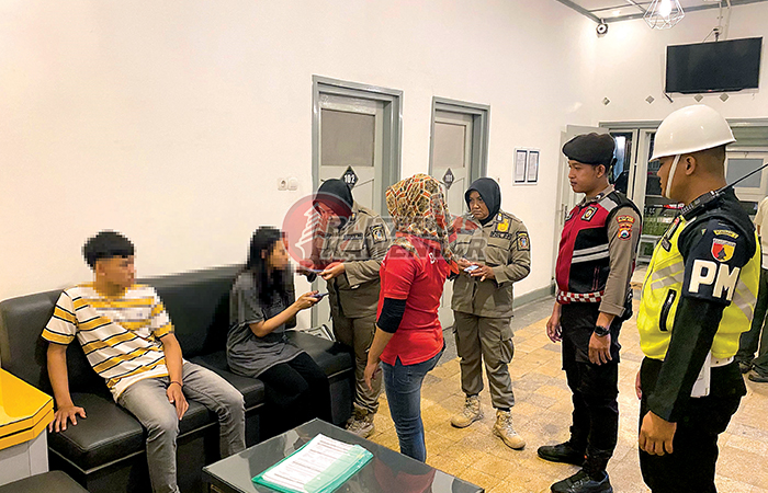 DIAMANKAN: Petugas Satpol PP Kota Blitar dan Polres Blitar Kota kembali merazia rumah kos di Kecamatan Sananwetan, Sabtu (16/12).