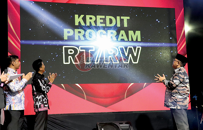 PROGRAM APIK: Wali Kota Blitar Santoso melauncing pinjaman RT/RW dari Bank Kota Blitar, tadi malam.