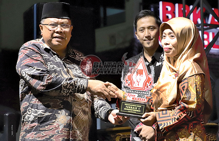 SUKSES: Wali Kota menyerahkan piala penghargaan kepada wirausahawan terbaik dari Kecamatan Sukorejo.
