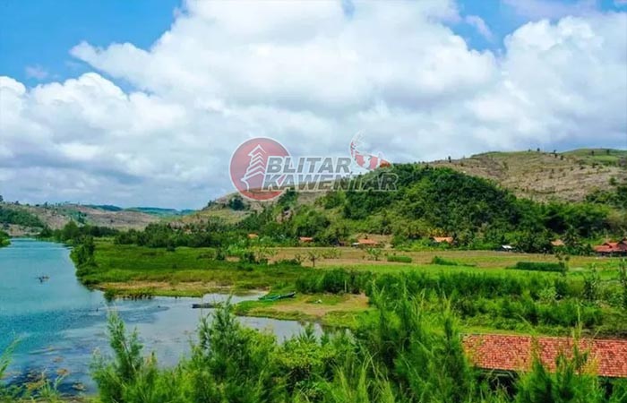 keindahan pantai pasur Blitar, yang punya bentang panjang dan bikin jatuh hati.