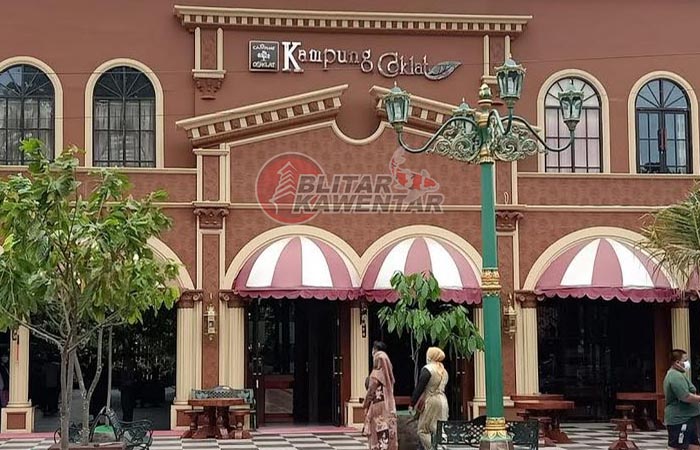 Pintu masuk Kampung Coklat Blitar. Tempat wisata ini telah berkembang sangat pesat sejak pertama dibangun tahun 2004.