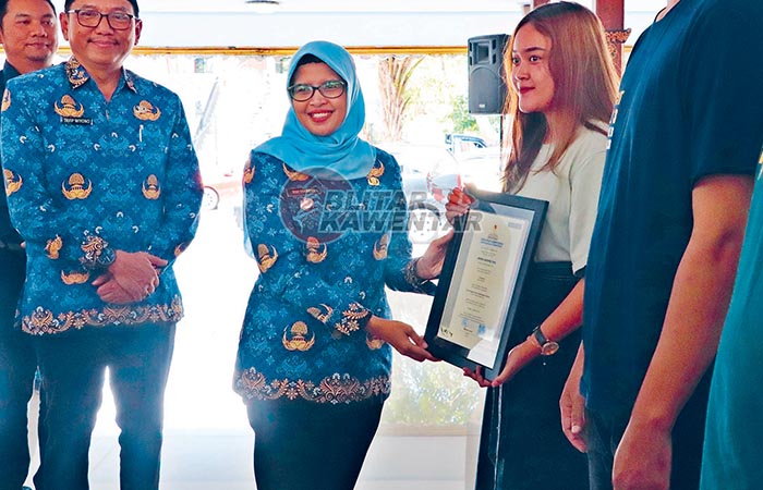 SEMANGAT:Bupati Rini Syarifah menyerahkan sertifikat BNSP kepada Arimbi Jasmin. Bupati Rini Syarifah,  Kepala Dinas Ketenagakerjaan Kabupaten Blitar Tavip Wiyono, dan  jajaran terkait foto