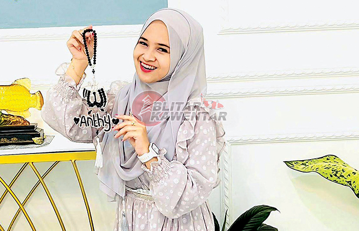 SEMANGAT: Delvia Nesvi Satari menunjukkan aksesoris karyanya.