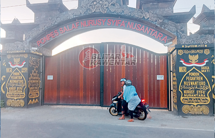 LENGANG: Warga berhenti di depan pintu gerbang ponpes milik Gus Samsudin di Desa Rejowinangun, Kecamatan Kademangan, Selasa (19/12).
