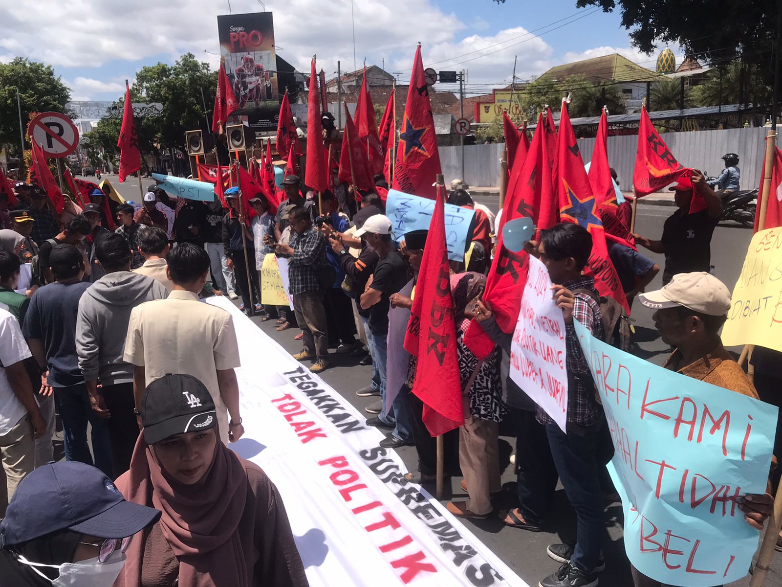 BERANTAS KORUPSI: Mahasiswa dan Masyarakat menggelar aksi damai di depan Kantor Wali Kota Blitar, Jawa Timur, Kamis (21/12/2023)