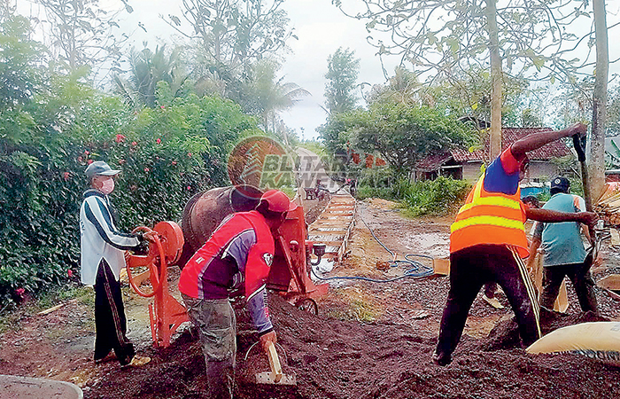 DITUNTUT CEPAT: Para pekerja menyelesaikan pembangunan jalan rabat beton penghubung Dusun Kempul dan Pulorejo. Anggaran pembangunan tersebut bersumber dari dana desa (DD).