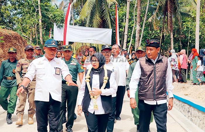 KERJA CEPAT: Bupati Rini Syarifah (tengah) didampingi Kepala Dinas PUPR Kabupaten Blitar Dicky Cobandono