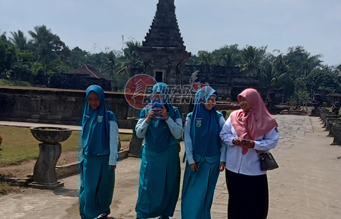 SANTAI: Kelompok pelajar berwisata di Candi Penataran sebagai salah satu mata pelajaran luar kelas