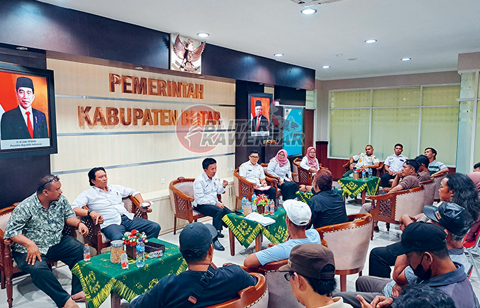 REMBUK: Massa, jajaran Pemkab Blitar, dan dewan terlibat rapat dengar pendapat usai digelarnya aksi beberapa waktu lalu.
