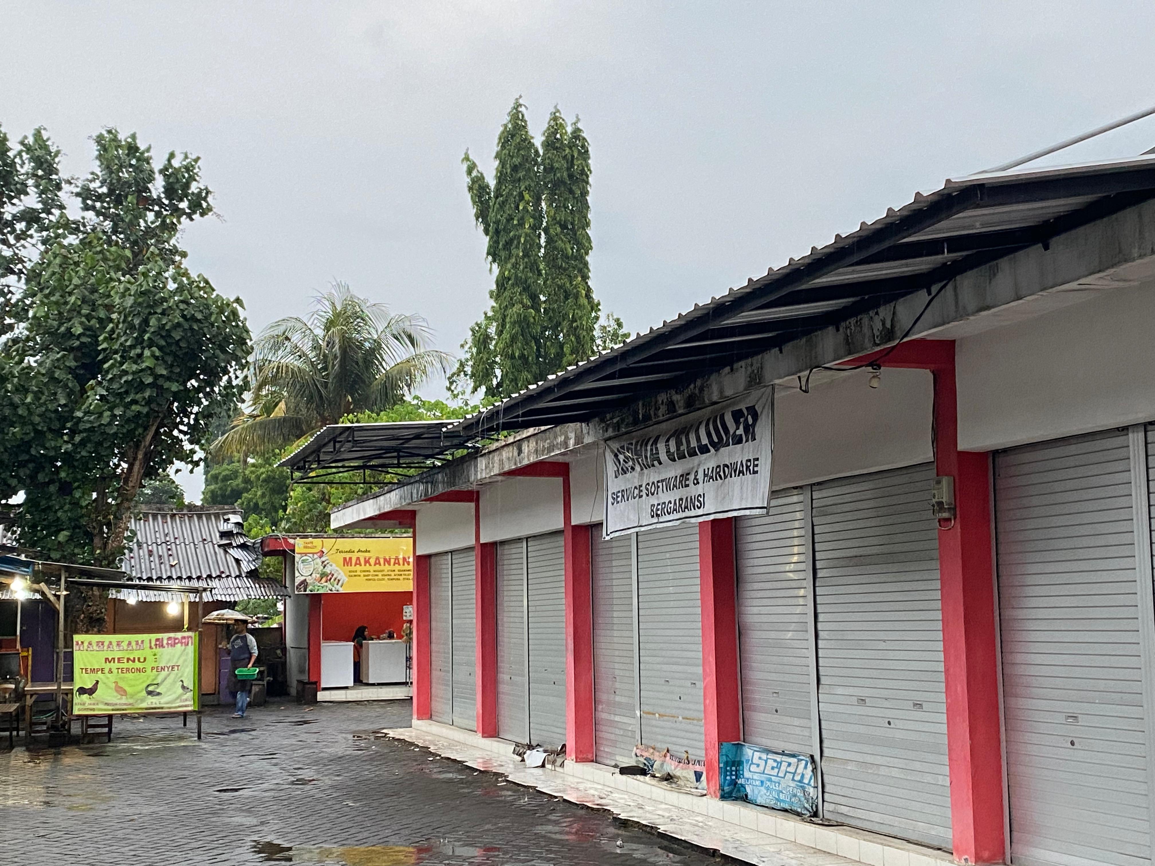 LENGANG: Kondisi Pasar Pahing yang sepi pedangang dan pembeli. Kini hanya tersisa segelintir pedagang yang bertahan.