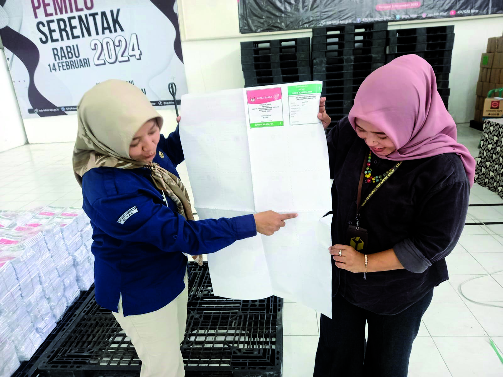 TAK UTUH: Ketua Bawaslu Kabupaten Blitar Nur Ida Fitria menunjukkan salah satu surat suara dalam kondisi rusak.