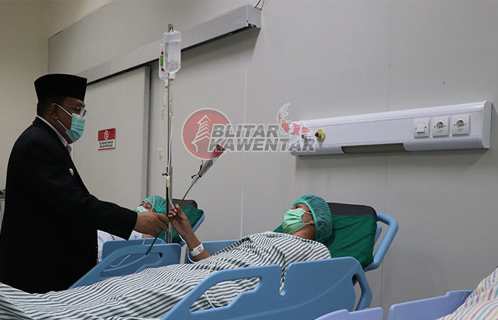 LANCAR: Wali kota Santoso didampingi Kepala Dinas DP3AP2KB Parminto, dan Direktur RSUD Mardi Waluyo memberikan dukungan kepada  peserta MOW yang akan menjalani operasi